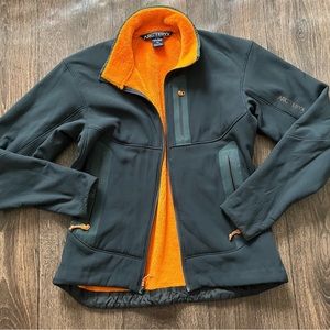 Arc’teryx Hyllus black/gray/orange fleece-lined softshell. Size S. Discontinued.